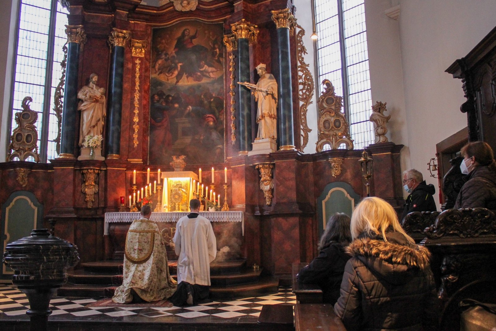 abbé ignace pfarrkirche weihrauch anbetung mit leuten